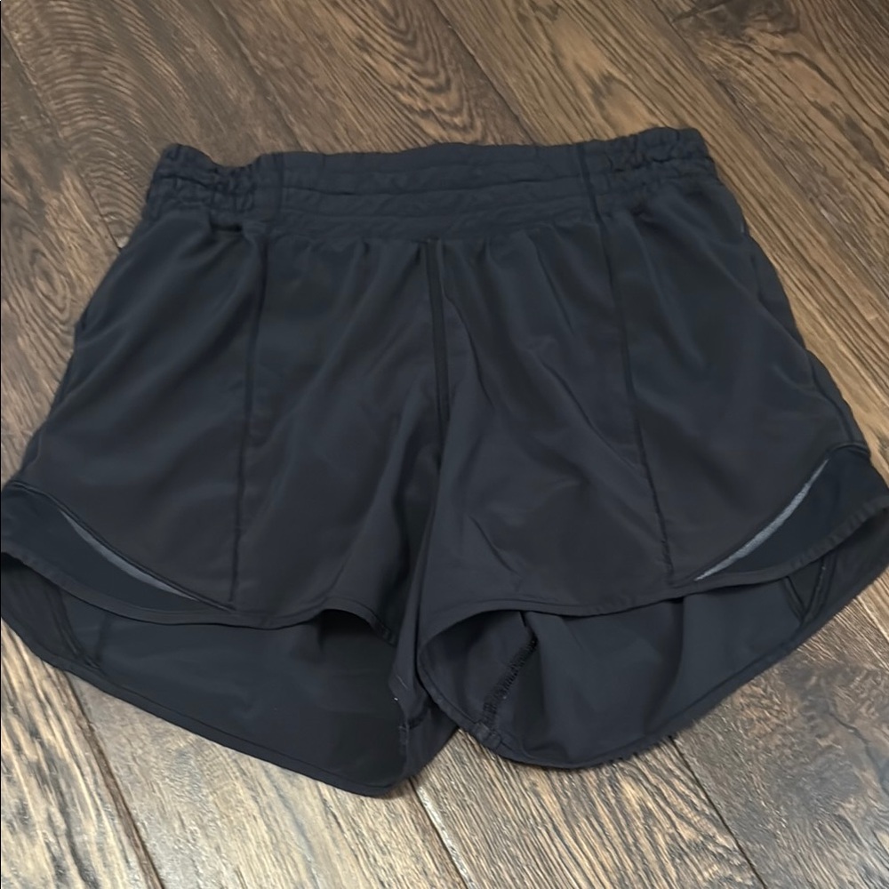 Women's lululemon hotty hot Black Athletic Shorts size 4, 4 inch